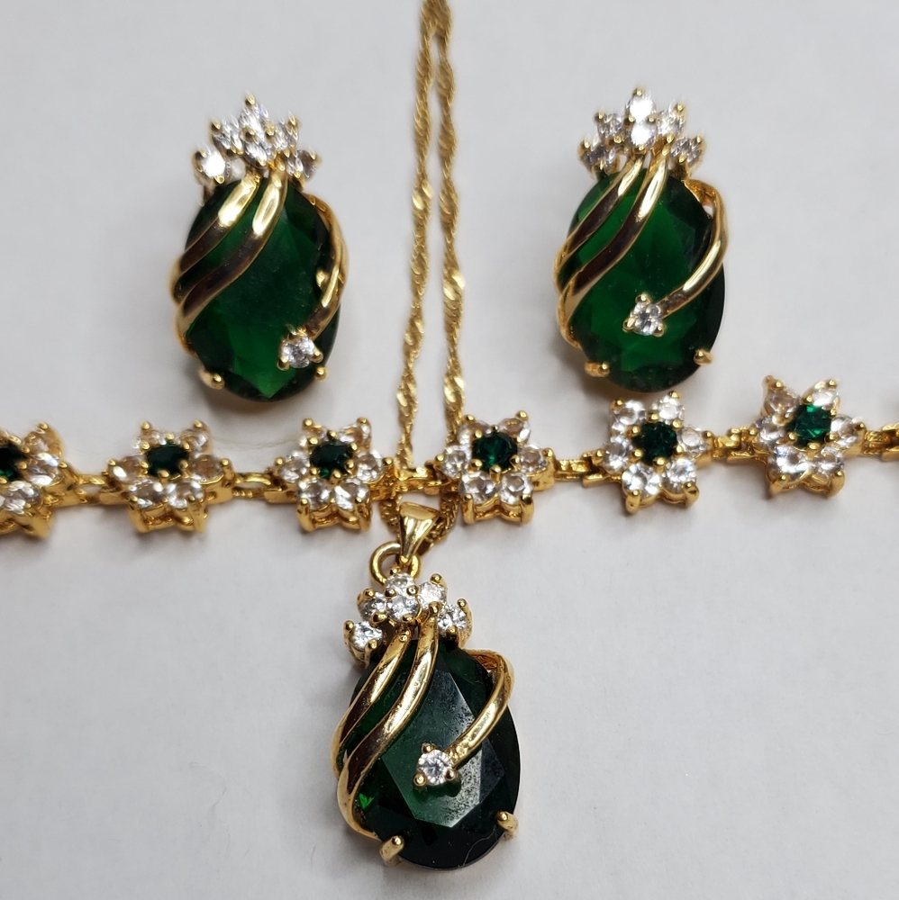 Green and gold set of jewelry  earrings